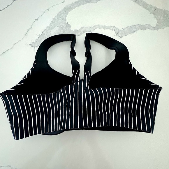 Victoria’s Secret - Knockout Front-Close 2.0 Sports Bra - Buy 2, Get 3rd Free - Picture 3 of 8